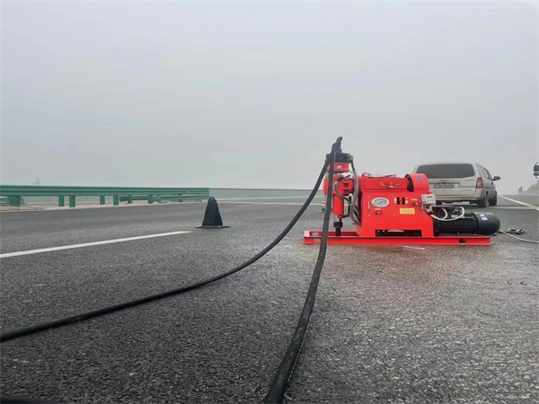 杨市办事处马路路基路面开裂下沉注浆加固灌浆